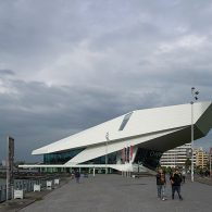 Terwijl de ramen van het voertuig beslaan, blijft de hond geduldig wachten op zijn baasje. De tijd gaat langzaam voorbij terwijl de hond ongeduldig beweegt in de auto. Misschien is [&hellip;]