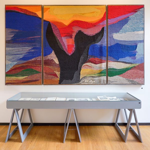 Helga Paetzold - Tree Triptych - Tapijt & William PARS Graatsma - Vitrine - Hout en verf