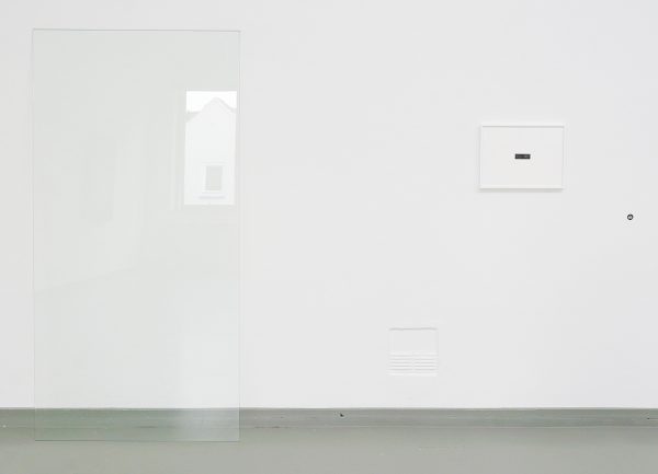 Marine Kaiser - Those Who Arrive 2 & 3 - Contact sheet (after Open Nights 2000, door Franck van Helfteren van Jan van Eyck Academie archief, en glas op formaat van ramen van de academie