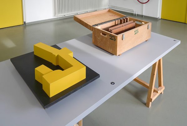 Onbekende maker - Geel en zwart architectuur model & Wiel Arets & Wim van den Bergh - Macchina Arte; the new building of the Jan van Eyck Academie - Metaal