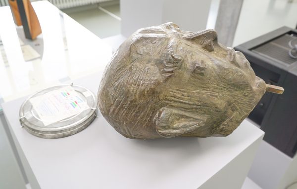 Ongeidentificeerde film uit de jaren '70 & Appie Drielsma - Head of JJ Timmers, former director of the Van van Eyck - Brons