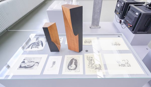 Yumiko Yoneda - Form 1 & Form 2 - Hout en verf & Onbekende makers, diverse aquatints en litho's, jaren '50