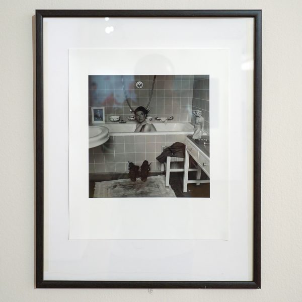 Lee Miller & david E Scherman - Lee Miller in Hitler's Bathtub, Hitler's Apartment, 16 Prinzregentenplatz, Munich, Germany, 1945 - Ontwikkelgelatinezilverdruk, 1945