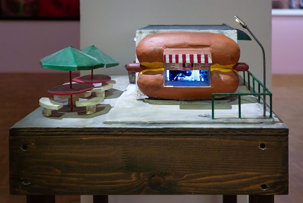 Tracey Snelling - Tail of the Pup - Gemengde techniek, 2009