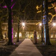 De muziek staat bol van de liefdesliedjes, er zijn meer films over liefde dan je in je leven kunt zien, de poezie zit vol met liefdesverklaringen, en de beeldende kunst? [&hellip;]