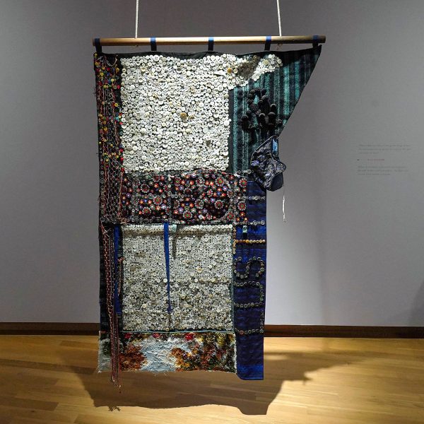 Gijs Assmann - Liefde - velours, wol, textiel, knopen en hout