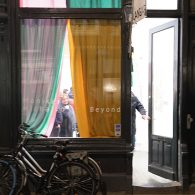 De vanzelfsprekende situatie van een kunstgalerie is de white cube. Een witte ruimte, zogenaamd neutraal. Misschien omdat we ergens in de twintigste eeuw besloten dat wit geschilderde muren in de [&hellip;]