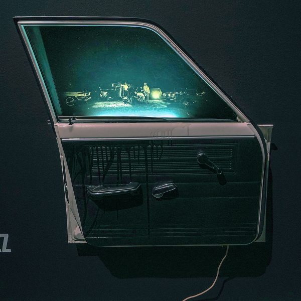 Edward Kienholz - Sawdy - Autodeur, fleurscentiebuis, spiegelglas met foto in zeefdruk en autonummerbord