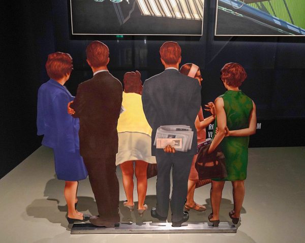 Howard Kanovitz - The People (Left)- Acrylverf op doek op hout en plexiglas op stalen sokkel