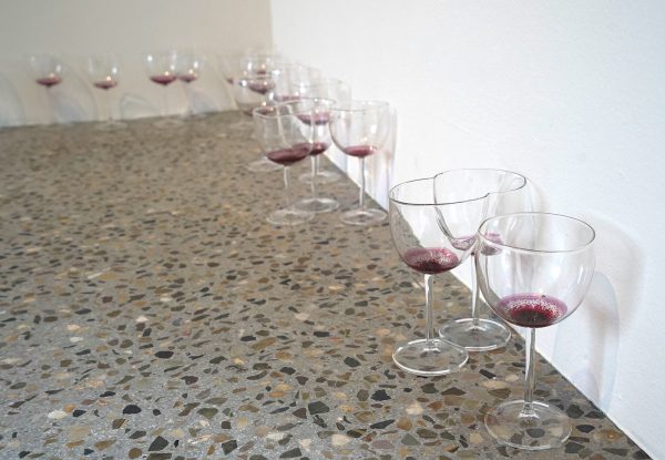 Ryan Gander - Conceptual Puritans and All The Characters That Know They Are Characters - 75 handgeblazen wijnglazen en rode wijn