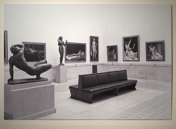 Overzicht van zaal 22 in de Grosse Deutsche Kunstaustellung, 1939, foto