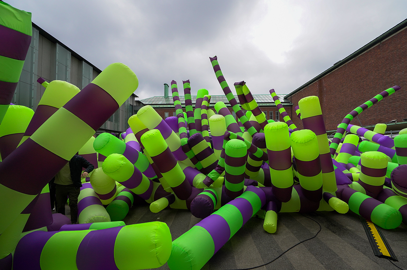 Adrianus Klundert - Labyrinth - Textiel en ventilatiemotoren