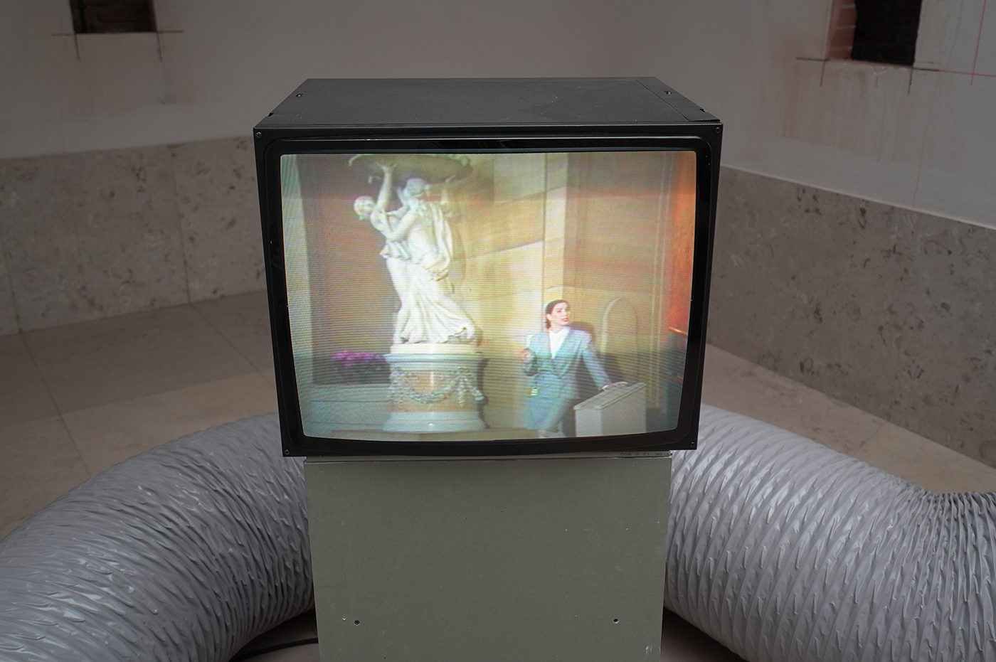 Andrea Fraser - Museum Highlights; A Gallery Talk - 29minuten, Video