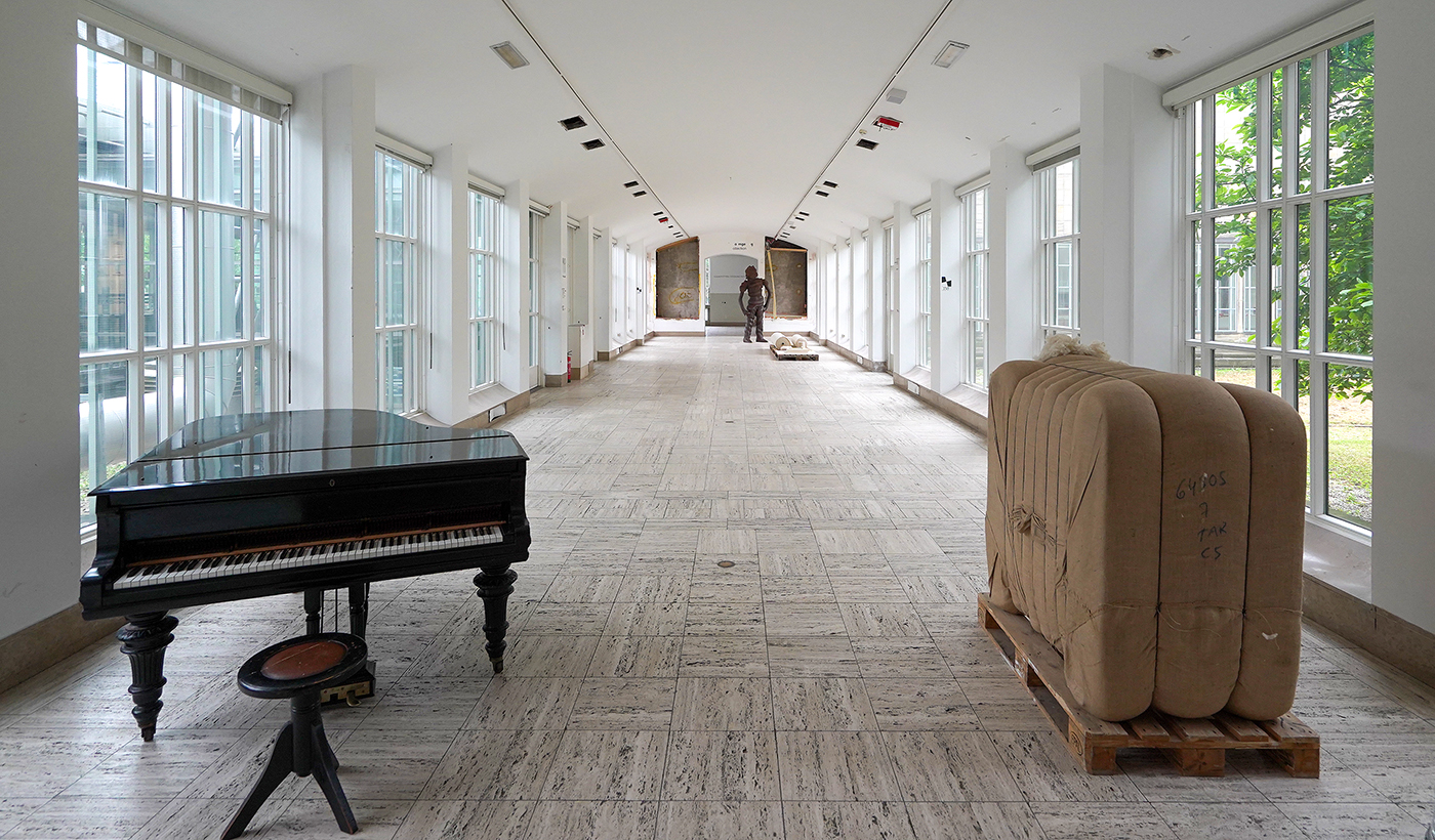 Christien Meindertsma - Zachte Piano - Piano, hamerkopen met vilt van wol van Rotterdamse schapen, onderdeel van De Zachte Stad & Thomas Schutte - Grosse Geister (Figur Nr 8) - Gietijzer