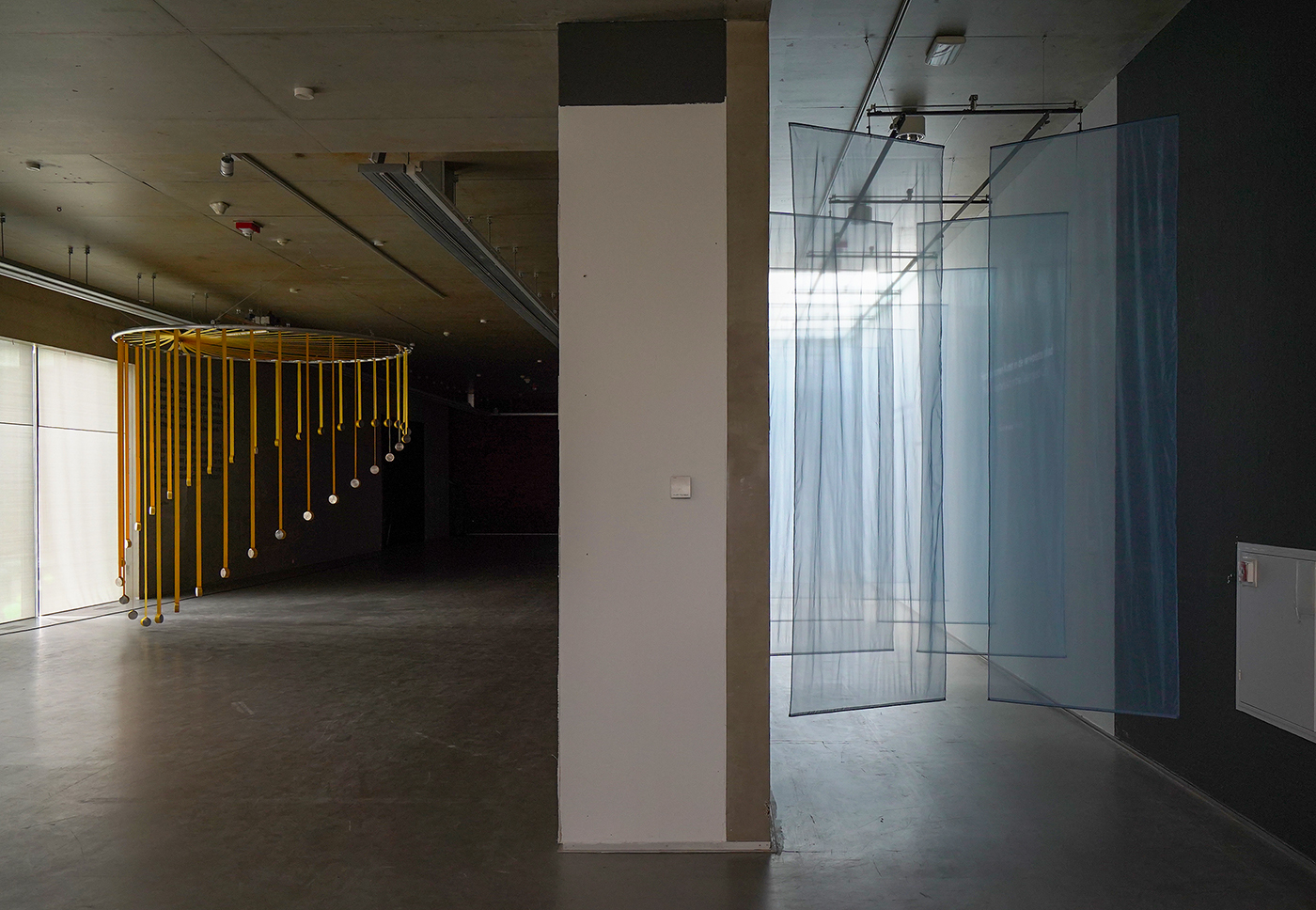 Johannes Langkamp - The Pace of Yellow Lines and Blue Surfaces - Stof, metaal, motor en mechanische elementen & Olafur Eliasson - Notion Motion - Hout, rubber, lampen en water