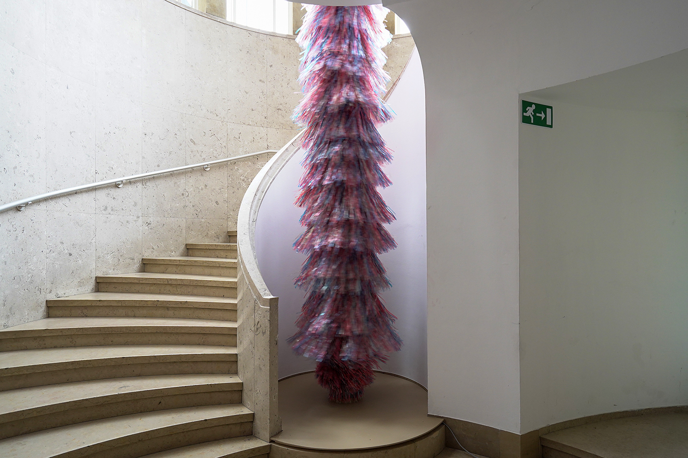 Kevin Osepa - Autotomia ku zjeitu - Multimedia installatie, kunststof, audio, textiel, zand en kaurie schelpen