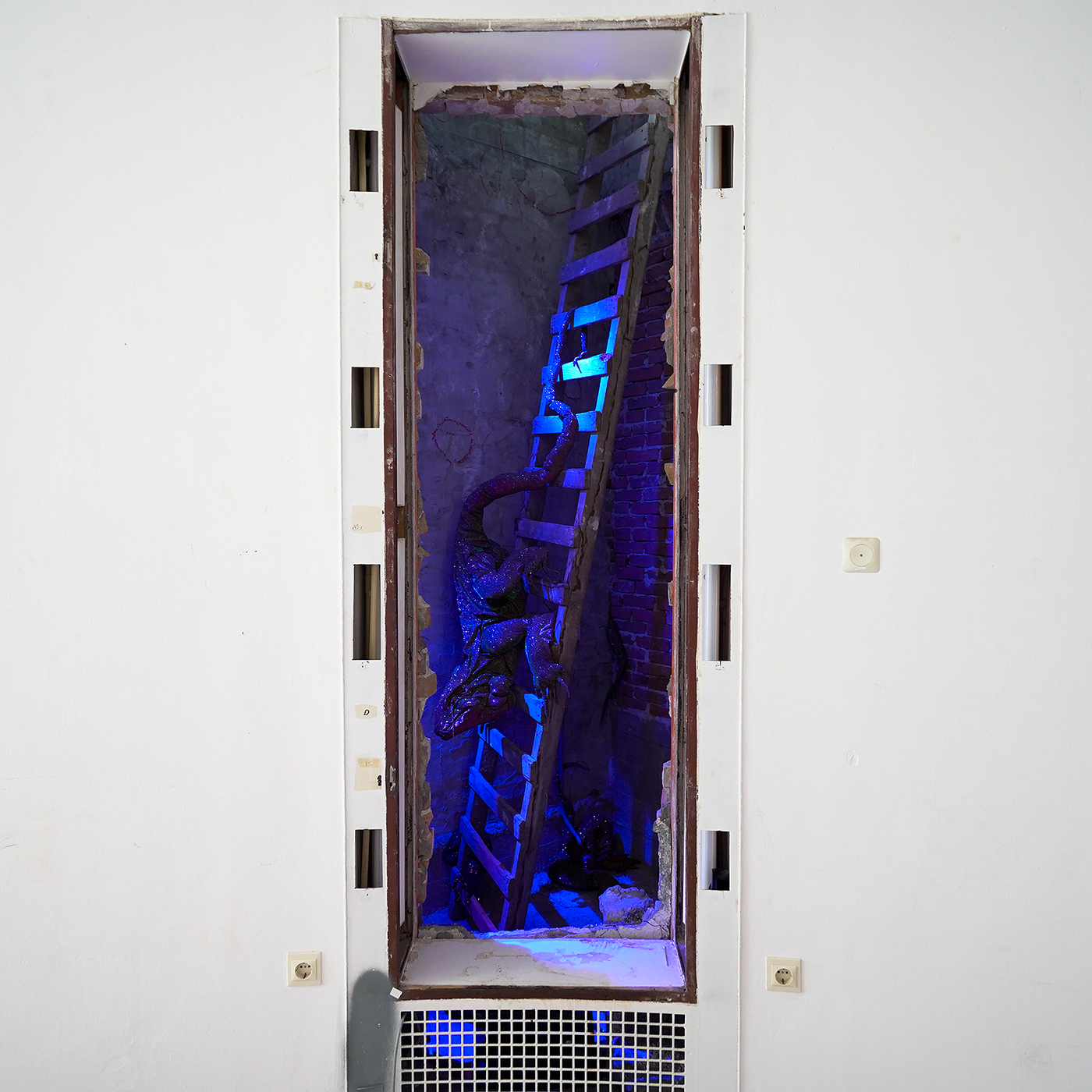 Kevin Osepa - Autotomia ku zjeitu - Multimedia installatie, kunststof, audio, textiel, zand en kaurie schelpen