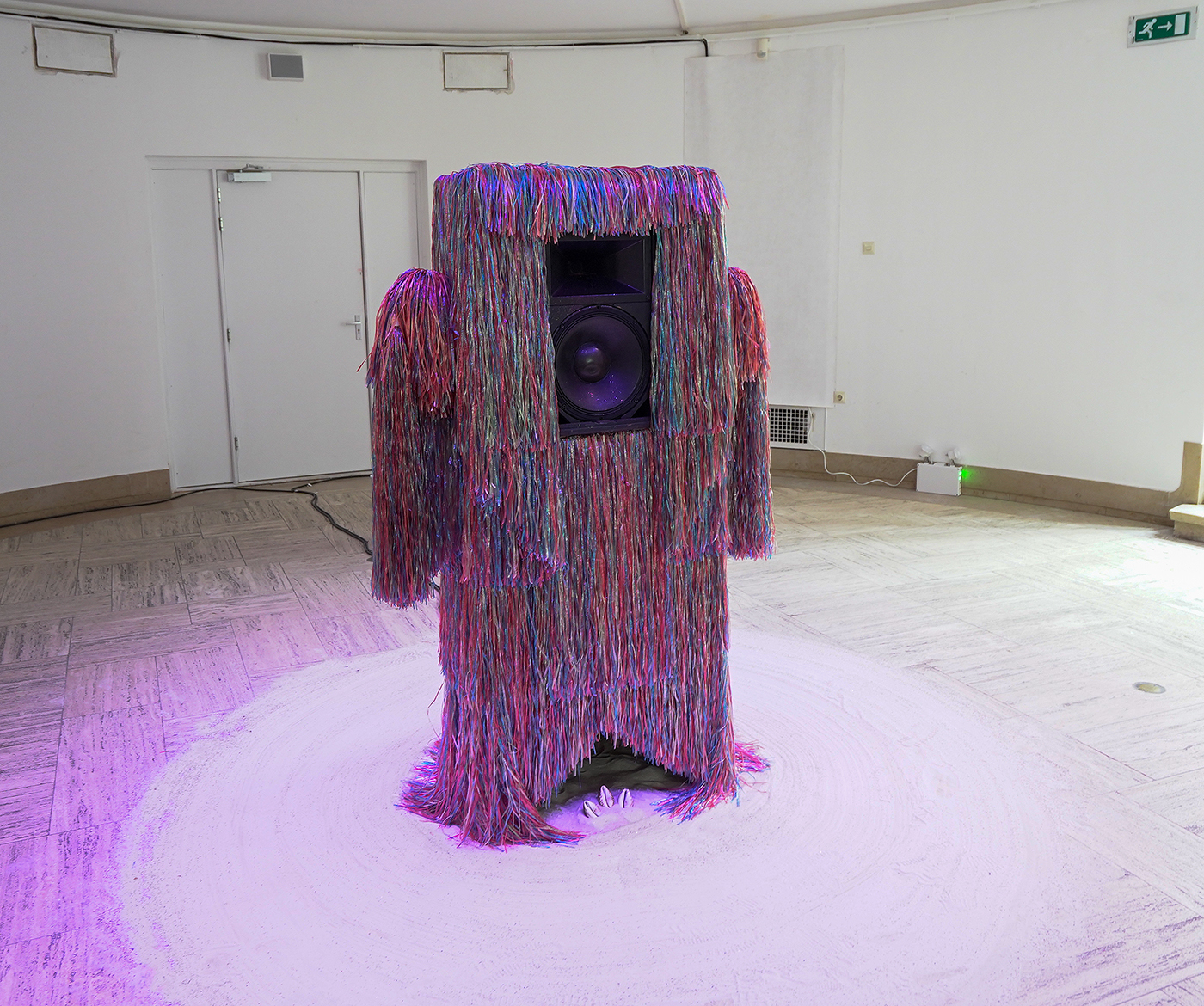 Kevin Osepa - Autotomia ku zjeitu - Multimedia installatie, kunststof, audio, textiel, zand en kaurie schelpen