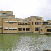 Het werk van Carla Klein (1970) ken ik vooral van de nageschilderde foto’s, grote doeken met uitzichten uit auto’s waarin landschappen voorbij razen. De schilderkunstige vertaling is meestal vrij direct, [&hellip;]