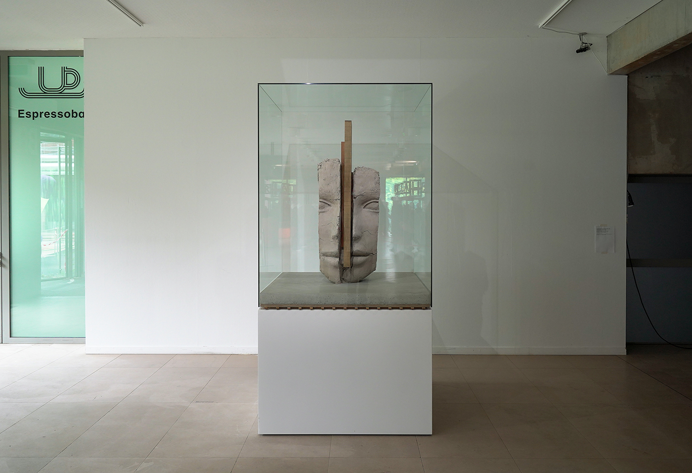 Mark Manders - Dry Clay Head on Concrete Floor - Brons, hout, beton, verf, ijzer, glas en offset op papier