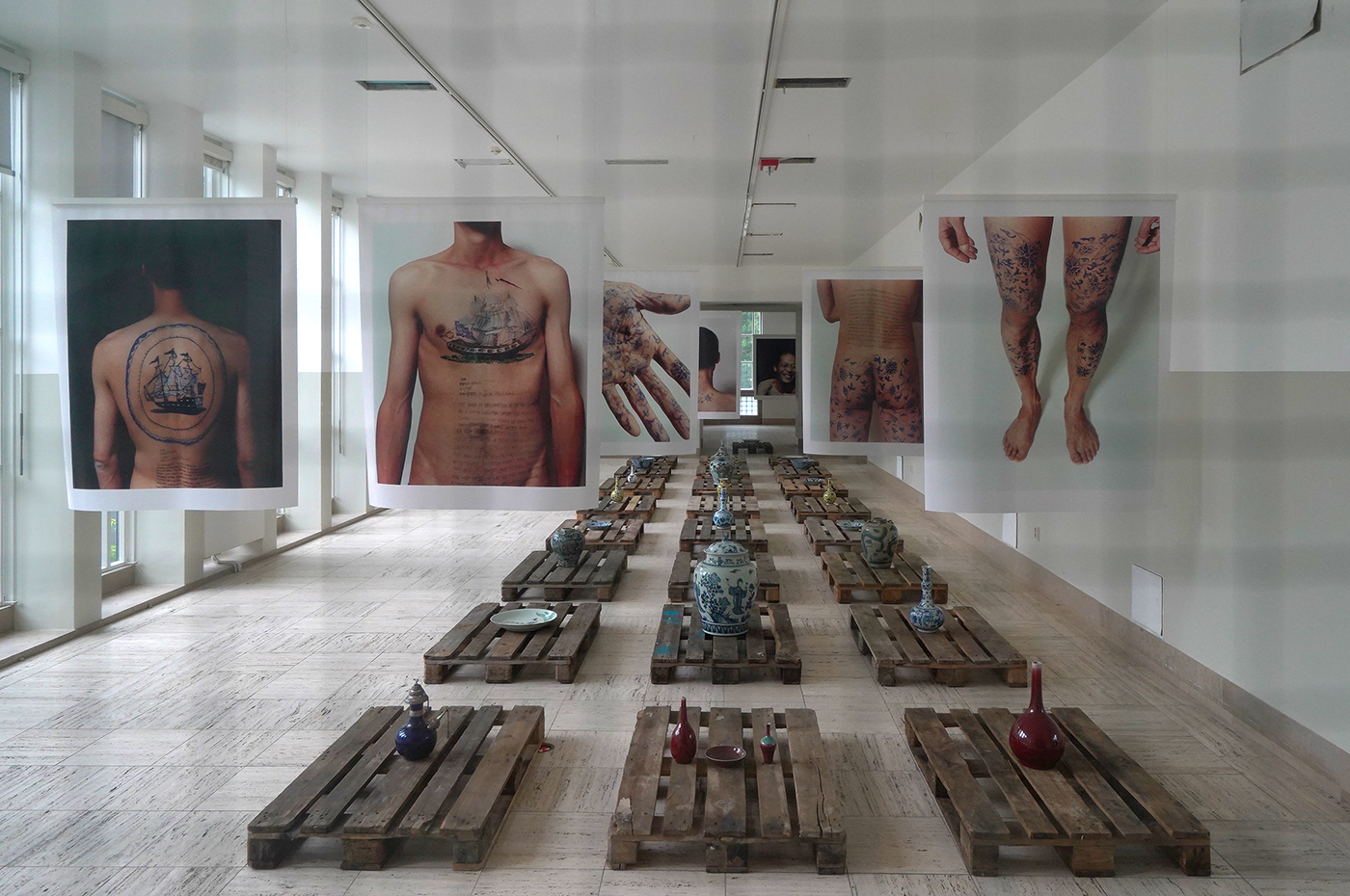 Ni Haifeng - Self-Portraits as Part of the Porcelain Export History - Zeven foto's & Chinees Porselein, selectie uit schenking Dr Elie van Rijckevorstel