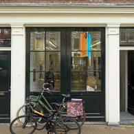 In een poging om vervlogen tijden te herinneren bewaren we objecten. Niet enkel objecten omwille van hun binding met dierbare personen (of onszelf), maar ook foto’s en ander archiefmateriaal zoals [&hellip;]