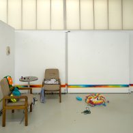 De academie van Arnhem wist de afgelopen jaren steeds maar weer indruk te maken. Vaak blonk de academie uit ambitieuze installaties. Hele lokalen werden overtuigend naar de hand gezet met [&hellip;]