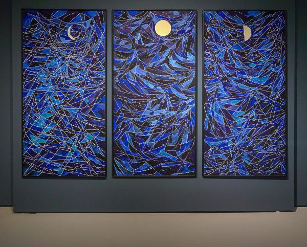 Else Alfelt - Donkerblauw bergritme met maansikkel, met volle maan en met halve maan - Olieverf op paneel, 1970