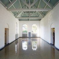 Bij binnenkomst bemerk je direct dat er iets niet klopt, de luchtvochtigheid is hoger dan je zou verwachten. Het pamflet met de zaaltekst voelt aan als een klamme theedoek. De [&hellip;]