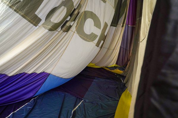 Navid Nuur - Cloudsweat Corridor - Heteluchtballon en staalkabels