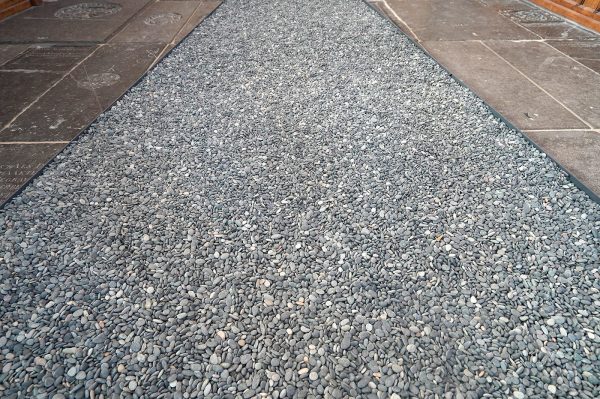 Navid Nuur - Step by Step - Kiezelstenen, perspex zuil, enveloppen, papier, tekst en jij