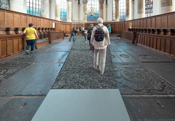 Navid Nuur - Step by Step - Kiezelstenen, perspex zuil, enveloppen, papier, tekst en jij