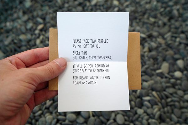 Navid Nuur - Step by Step - Kiezelstenen, perspex zuil, enveloppen, papier, tekst en jij (detail)