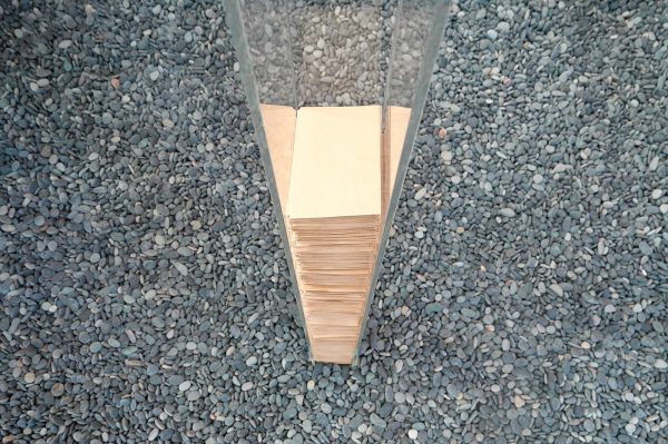 Navid Nuur - Step by Step - Kiezelstenen, perspex zuil, enveloppen, papier, tekst en jij (detail)