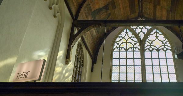 Navid Nuur - (T)HERE - Lichtbak, beschilderde belettering, bewegingsmelder