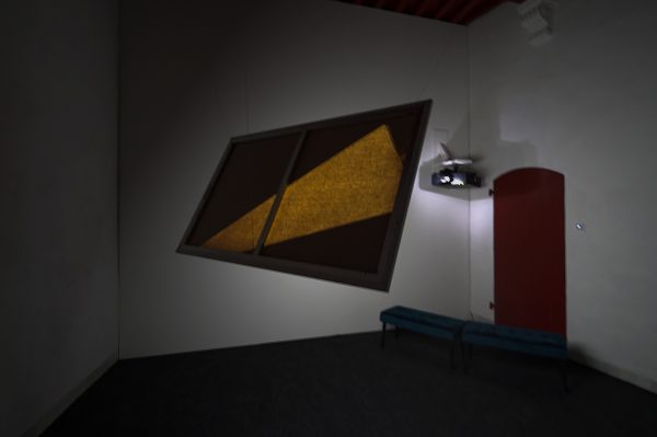 Navid Nuur - Transfigurations - 11minuten, Videoloop, fotoluminescerend projectiescherm