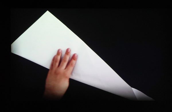 Navid Nuur - Transfigurations - 11minuten, Videoloop, fotoluminescerend projectiescherm