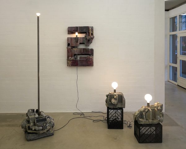 Anna Moreno - Talone, Testa, Costalo - Staal, papier-mache, polystyreen schuim en acrylverf