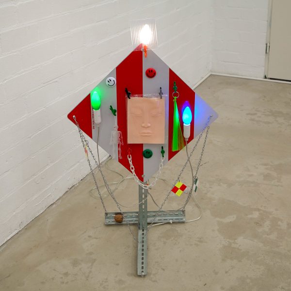 Bertjan Pot - Crafty Light - staal, kettingen, waarschuwingsbord, magneten, lichtpeertjes, reflectieve tape, nep haar, noten, tiewraps en siliconen oefen masker