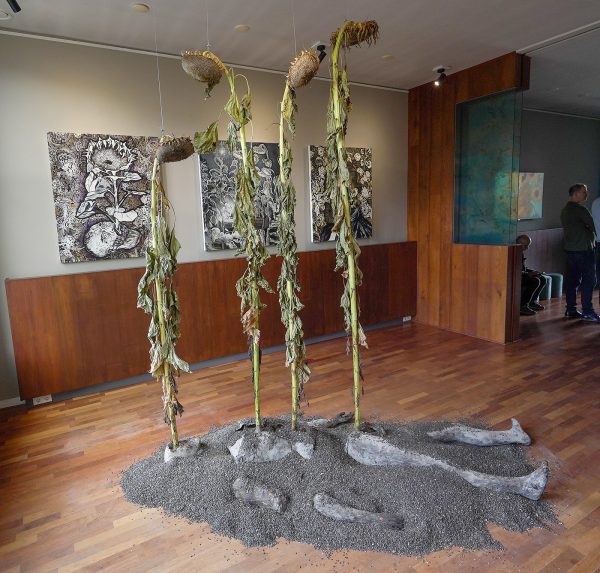 Jarik Jongman - Lazarus - Installatie, gips, olieverf, montagekit, zonnebloempitten en zonnebloemen