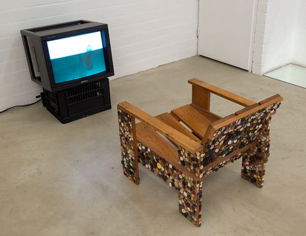 Rasmus Ramo Streith - The Un Dead - 20minten, VHS loop & Bertjan Pot - Rietveld crate chair with Buttons - Hout en knopen