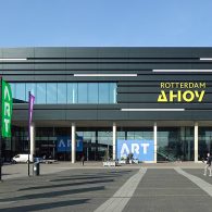 ArtRotterdam verhuist dit jaar van de karakteristieke Van Nelle-fabriek naar evenementenhal Ahoy aan het Zuidplein. Er wordt gesuggereerd dat dit een opsteker zou zijn voor het ruige Rotterdam-Zuid, maar ik [&hellip;]