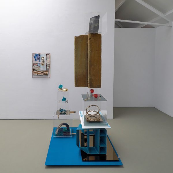 David Jablonowski - David Jablonowski - Business and tchnology Friction (Dem toten Hasen die Wirtschaft erklaeren) - 255x125x122cm, Textiel, acrylaat, messing, 3D-print, olieverf op canvas, beuken, aluminium, brons getinte spiegel, machine onderdelen en zonnepanelen