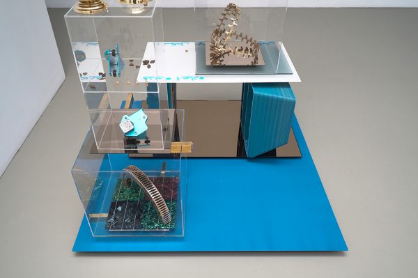 David Jablonowski - David Jablonowski - Business and tchnology Friction (Dem toten Hasen die Wirtschaft erklaeren) - 255x125x122cm, Textiel, acrylaat, messing, 3D-print, olieverf op canvas, beuken, aluminium, brons getinte spiegel, machine onderdelen en zonnepanelen (detail)