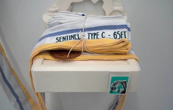 Magali Reus - Sentinel (Serif) - 178x130x25cm, Gespoten fiberglas en polyester hars, aluminium, geborduurde viscose, polyesther en katoen, brons, leer, katoen, en gepoedercoat aluminium (detail)