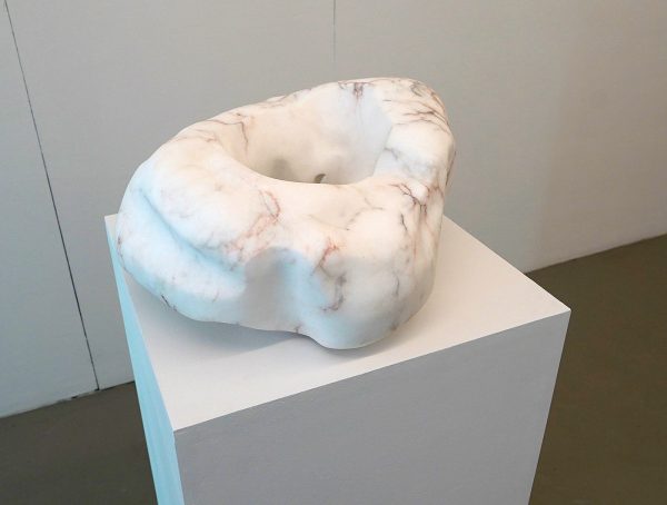 Tom Claassen - Untitled - 22x48x45cm, Albaster