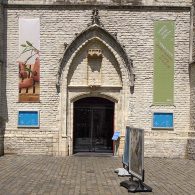 Het tentoonstellen op een beladen plek is nooit eenvoudig; het doet iets met de context, en dus vervolgens met de betekenis op het werk. Een kunstwerk op witte wanden in [&hellip;]