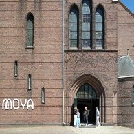 MOYA (Museum of Young Art) is na drie jaar ploeteren in twee grote loodsen verhuisd naar de voormalige Sint-Antoniuskerk in Oosterhout. Maar voor een plek die kunst van meerdere kunstenaars [&hellip;]