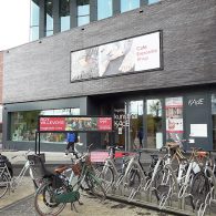 Op een foto staan vijf mannen tegen een achtergrond van palmbomen. Ze dragen trots een t-shirt met daarop de verpersoonlijking van het absolute kwaad: Osama bin Laden. Op twee van [&hellip;]