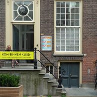 Het is een warme dag vandaag. De gele gordijnen in de woonkamer blijven gesloten om het warme zonlicht buiten te houden. Ze werpen binnen een zachte, gele gloed over de [&hellip;]